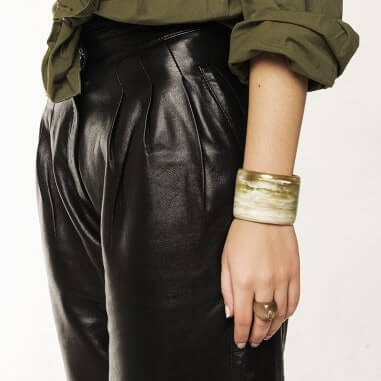 Bague jonc en corne claire - pierre...