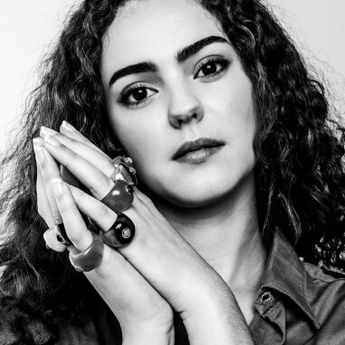 Bague en corne foncée - pierre 6 mm...