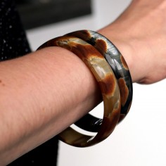 Photo sur fond blanc du jonc en corne tachetée foncée 15 mm vue plongeante. 2