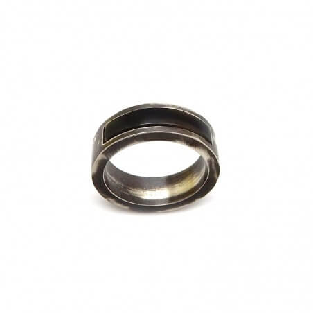 Photo du bijou anneau homme en argent modèle Hilde sur fond blanc.