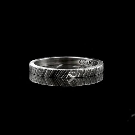 Photo de l'alliance fine diamant blanc modèle tungstène vue de face sur fond marbre noir.