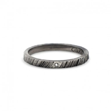 Photo de l'alliance fine diamant blanc modèle tungstène vue de face sur fond blanc.