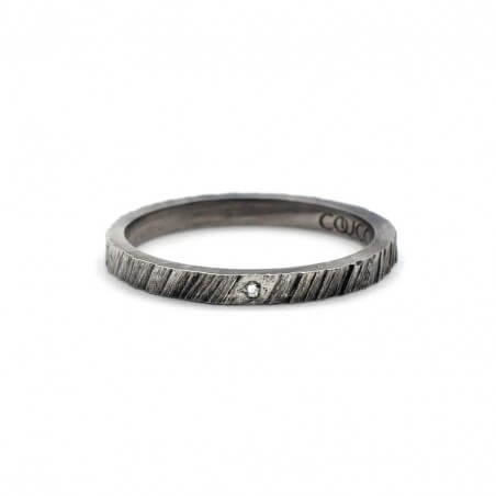 Photo de l'alliance fine diamant blanc modèle tungstène vue de face sur fond blanc.