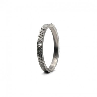 Photo de l'alliance fine diamant blanc modèle tungstène vue de côté sur fond blanc.