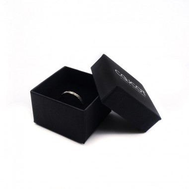 Photo de l'alliance fine diamant blanc modèle tungstène dans son écrin sur fond blanc.