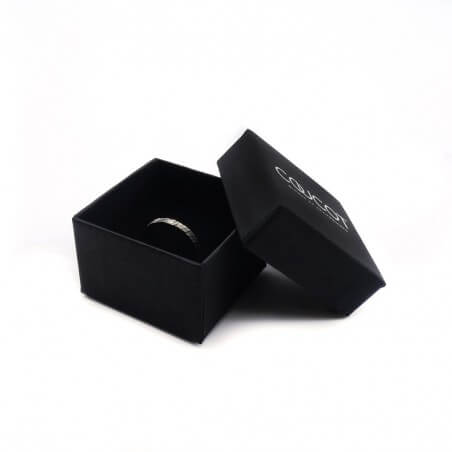 Photo de l'alliance fine diamant blanc modèle tungstène dans son écrin sur fond blanc.
