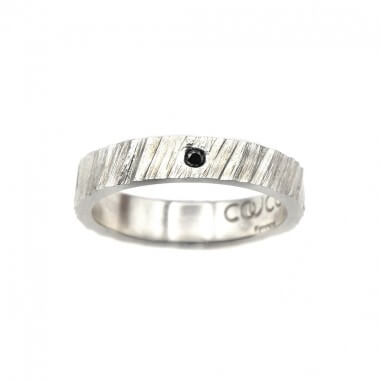 Photo de l'alliance homme avec diamant modèle tungstène sur fond blanc vue de dessus.