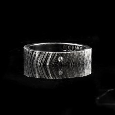 Photo de l'alliance homme avec diamant blanc modèle tungstène sur fond blanc vue de face. 2