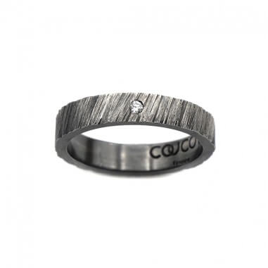 Photo de l'alliance homme avec diamant blanc modèle tungstène sur fond blanc vue de dessus.