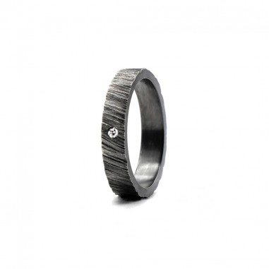 Photo de l'alliance homme avec diamant blanc modèle tungstène sur fond blanc vue de côté.