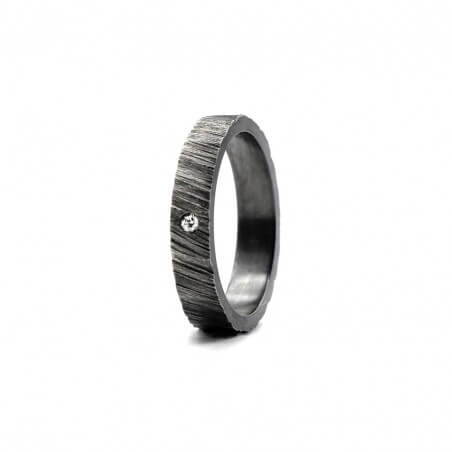 Photo de l'alliance homme avec diamant blanc modèle tungstène sur fond blanc vue de côté.