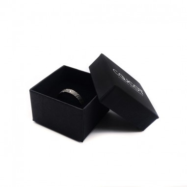 Photo de l'alliance homme avec diamant blanc modèle tungstène sur fond blanc vue dans son écrin.