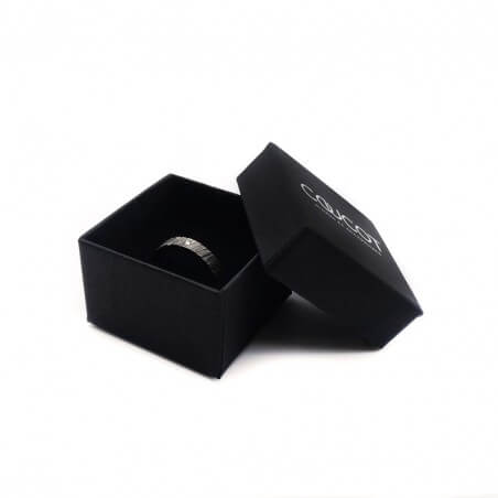 Photo de l'alliance homme avec diamant blanc modèle tungstène sur fond blanc vue dans son écrin.