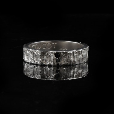 Photo de l'alliance homme avec diamant modèle Hyperion sur un fond marbre noir et vue de face.