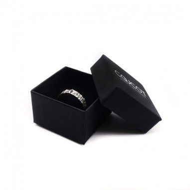 Photo sur un fond blanc  de l'alliance homme avec diamant modèle Hyperion dans son écrin à bijou.