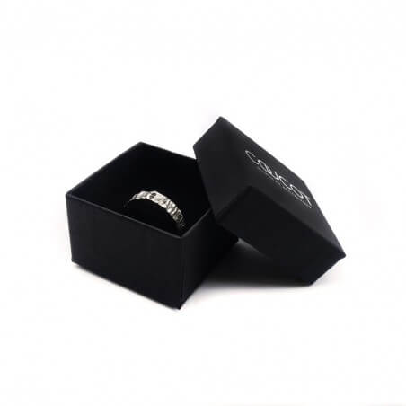 Photo sur un fond blanc  de l'alliance homme avec diamant modèle Hyperion dans son écrin à bijou.