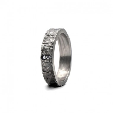 Photo du modèle Hyperion alliance homme avec diamant blanc posée vue de côté sur fond blanc.