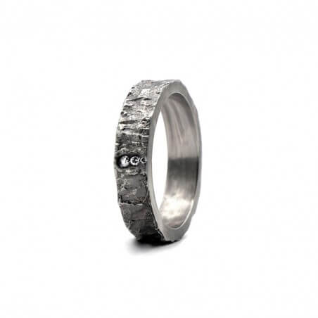 Photo du modèle Hyperion alliance homme avec diamant blanc posée vue de côté sur fond blanc.
