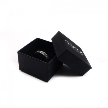 Photo de la bague dans son écrin blanc de l'alliance homme avec diamant  du modèle Hyperion.