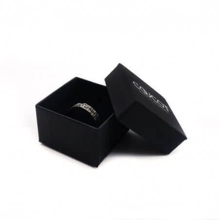 Photo de la bague dans son écrin blanc de l'alliance homme avec diamant  du modèle Hyperion.