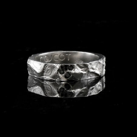 Photo alliance homme avec diamants noirs modèle A76 sur fond marbre noir vue de face.