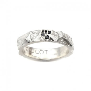Photo alliance homme avec diamants noirs modèle A76 sur fond blanc vue de dessus.