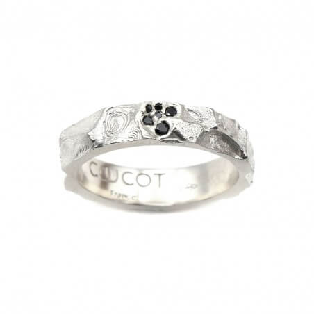 Photo alliance homme avec diamants noirs modèle A76 sur fond blanc vue de dessus.