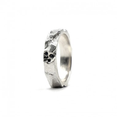 Photo alliance homme avec diamants noirs modèle A76 sur fond blanc vue de côté.