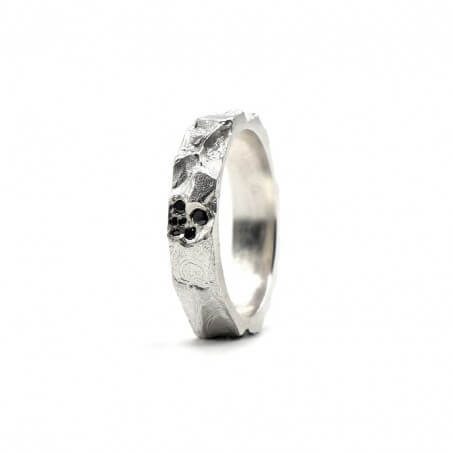 Photo alliance homme avec diamants noirs modèle A76 sur fond blanc vue de côté.