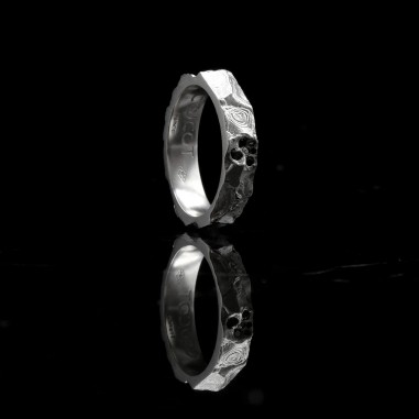 Photo alliance homme avec diamants noirs modèle A76 sur fond marbre noir vue de côté.