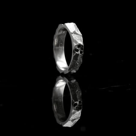 Photo alliance homme avec diamants noirs modèle A76 sur fond marbre noir vue de côté.