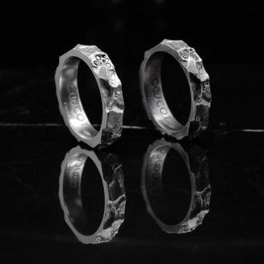 Photo des deux bagues alliance homme avec diamant modèle A76 sur fond marbre noir.