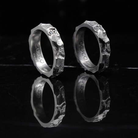 Photo des deux bagues alliance homme avec diamant modèle A76 sur fond marbre noir.