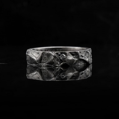 Photo alliance homme avec diamants blancs modèle A76 sur fond marbre noir vue de face.