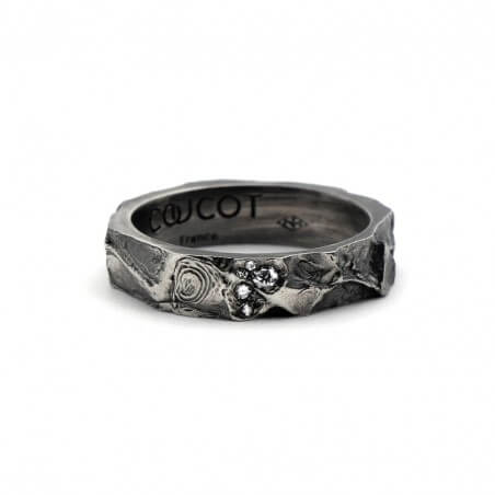 Photo alliance homme avec diamants blancs modèle A76 sur fond blanc vue de face.