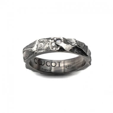 Photo alliance homme avec diamants blancs modèle A76 sur fond blanc vue de dessus.