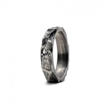 Photo alliance homme avec diamants blancs modèle A76 sur fond blanc vue de côté.