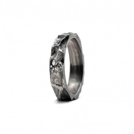 Photo alliance homme avec diamants blancs modèle A76 sur fond blanc vue de côté.