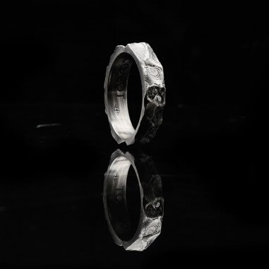 Photo alliance homme avec diamants blancs modèle A76 sur fond marbre noir vue de côté.