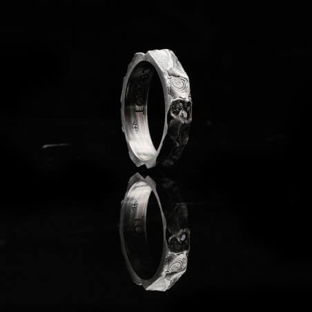 Photo alliance homme avec diamants blancs modèle A76 sur fond marbre noir vue de côté.