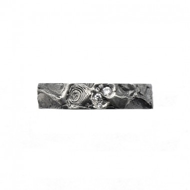 Photo alliance homme avec diamants blancs modèle A76 sur fond blanc vue de haut.