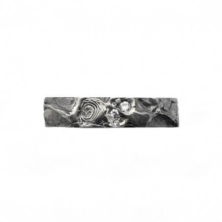 Photo alliance homme avec diamants blancs modèle A76 sur fond blanc vue de haut.