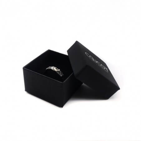 Photo  de la bague alliance homme avec diamants blancs modèle A76 sur fond blanc.
