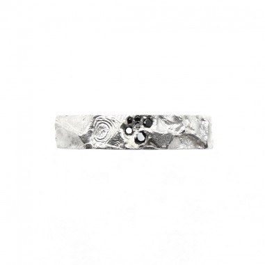 Photo alliance homme avec diamants noirs modèle A76 sur fond blanc vue de haut.