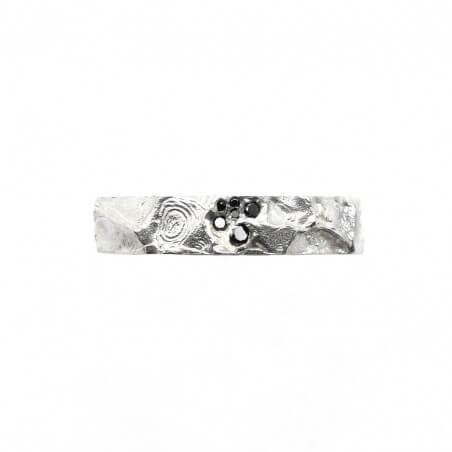 Photo alliance homme avec diamants noirs modèle A76 sur fond blanc vue de haut.