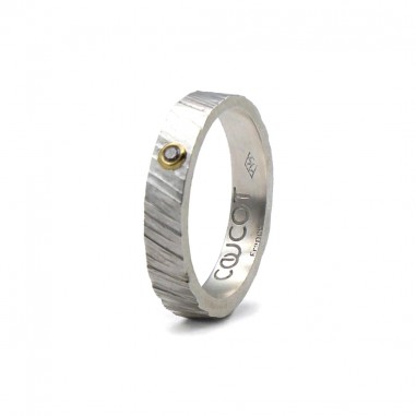 Photo sur fond blanc de l’alliance bicolore avec diamant modèle Tungstène vue de trois quart.