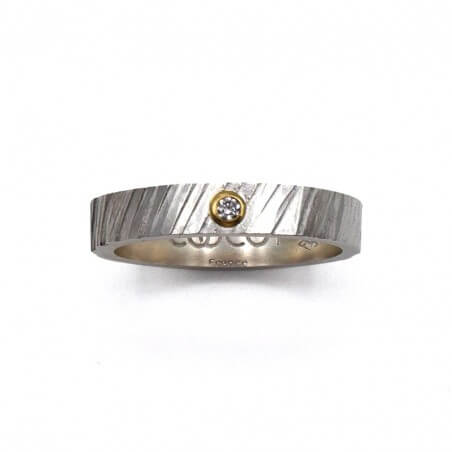 Photo sur fond blanc de l’alliance bicolore avec diamant modèle Tungstène vue de dessus.