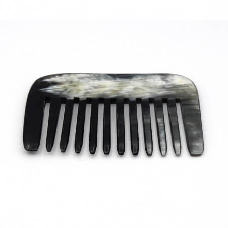 Peigne en corne foncée modèle le Cap Horn sur fond blanc vue de coté.