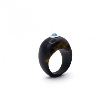 Bague en corne foncée - pierre 6 mm...