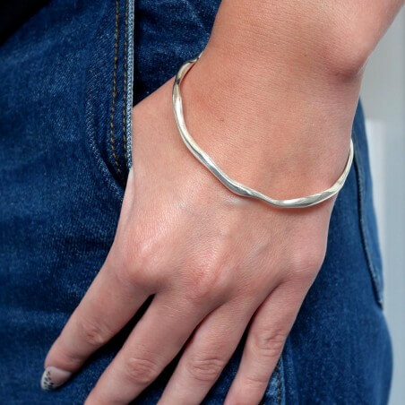 Photo sur fond blanc du jonc en argent Hallo-S vue portée au poignet.